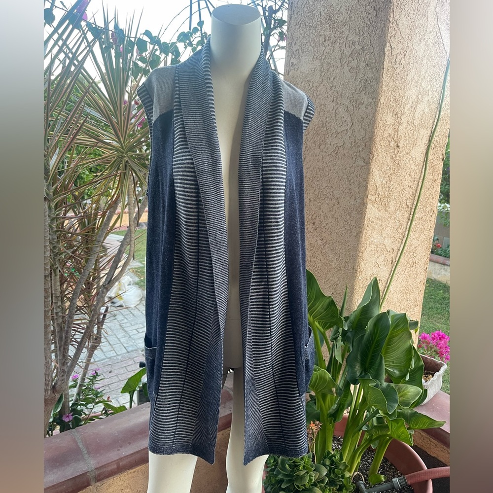 Chicos Women’s Blue & White Sweater Vest MEDIUM